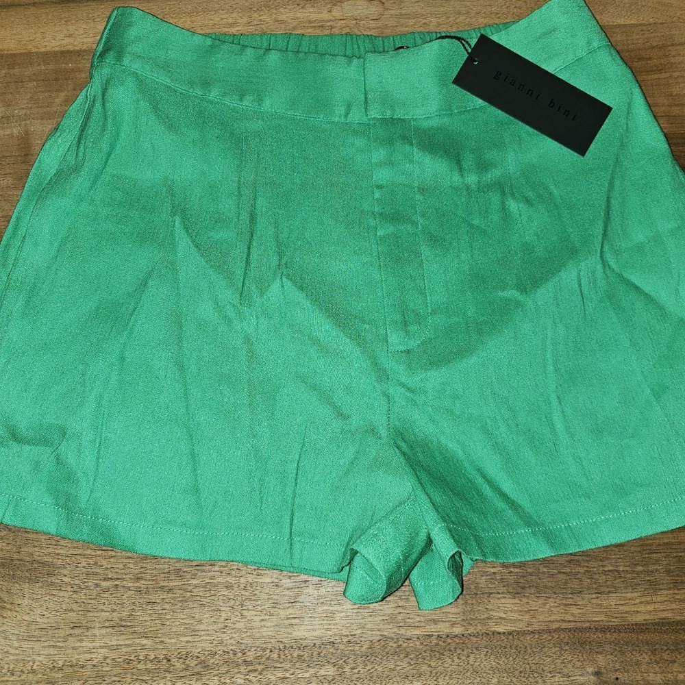 Gianni Bini Kelly Green Linen Shorts.size 4. NWT